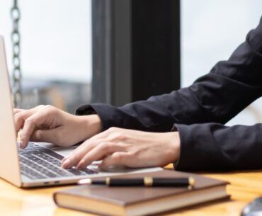 breaking-through-the-noise-3-ways-to-win-clients-in-a-crowded-legal-market